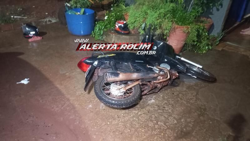 Após baterem em dois carros estacionados, condutor de moto e passageira foram socorridos pelos bombeiros, em Rolim de Moura Após baterem em dois carros estacionados, condutor de moto e passageira foram socorridos pelos bombeiros, em Rolim de Moura