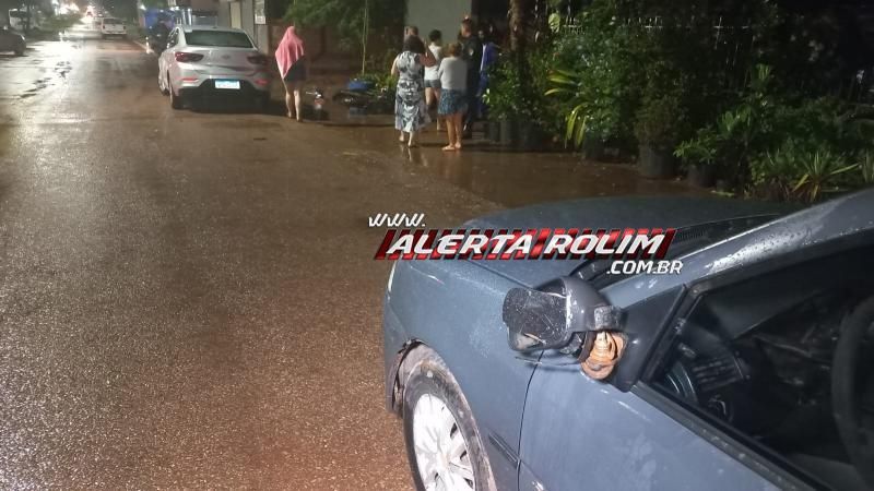 Após baterem em dois carros estacionados, condutor de moto e passageira foram socorridos pelos bombeiros, em Rolim de Moura Após baterem em dois carros estacionados, condutor de moto e passageira foram socorridos pelos bombeiros, em Rolim de Moura