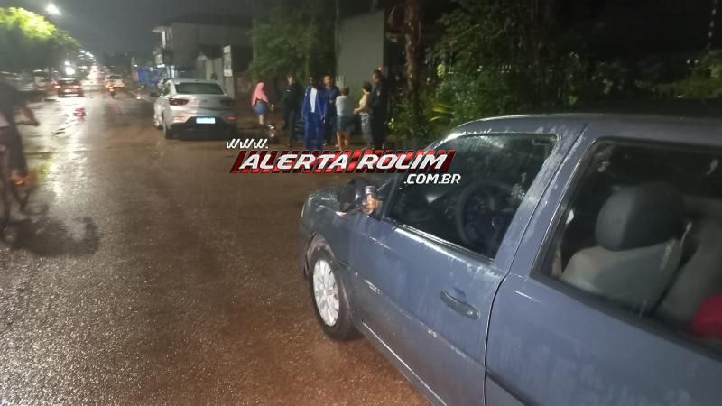 Após baterem em dois carros estacionados, condutor de moto e passageira foram socorridos pelos bombeiros, em Rolim de Moura Após baterem em dois carros estacionados, condutor de moto e passageira foram socorridos pelos bombeiros, em Rolim de Moura