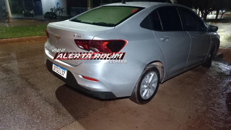Após baterem em dois carros estacionados, condutor de moto e passageira foram socorridos pelos bombeiros, em Rolim de Moura Após baterem em dois carros estacionados, condutor de moto e passageira foram socorridos pelos bombeiros, em Rolim de Moura