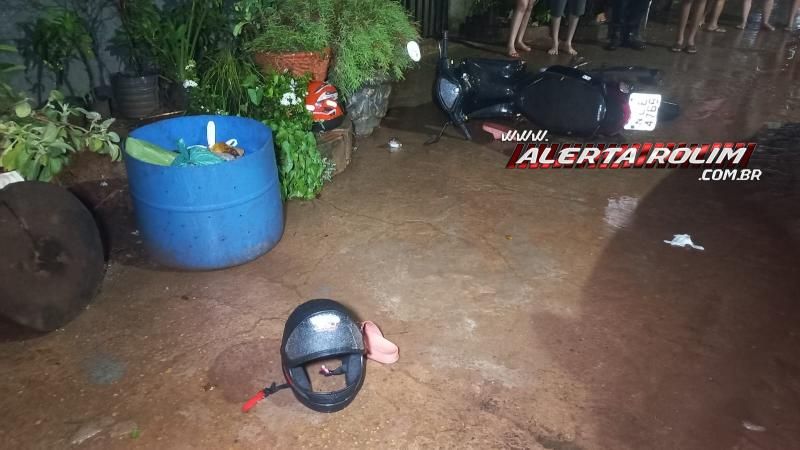 Após baterem em dois carros estacionados, condutor de moto e passageira foram socorridos pelos bombeiros, em Rolim de Moura Após baterem em dois carros estacionados, condutor de moto e passageira foram socorridos pelos bombeiros, em Rolim de Moura