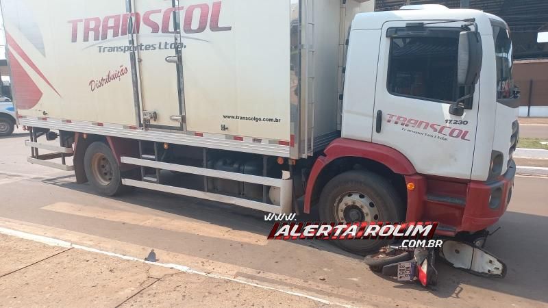 Após colisão, moto foi arrastada por caminhão e passageiro fraturou a perna nesta tarde em Rolim de Moura Após colisão, moto foi arrastada por caminhão e passageiro fraturou a perna nesta tarde em Rolim de Moura