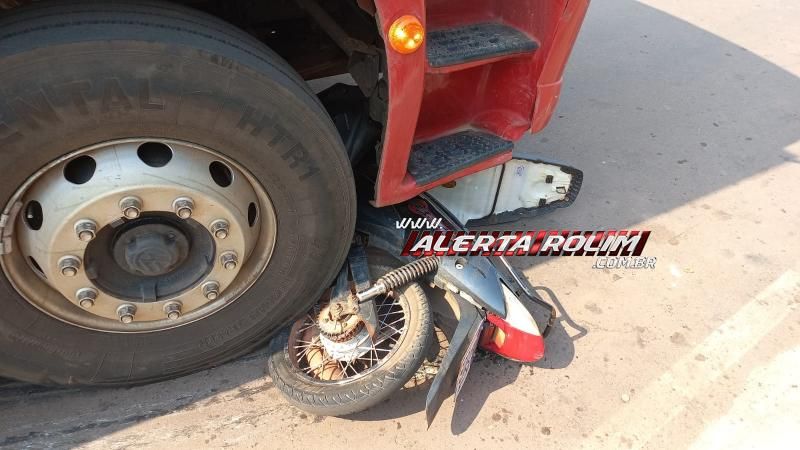 Após colisão, moto foi arrastada por caminhão e passageiro fraturou a perna nesta tarde em Rolim de Moura Após colisão, moto foi arrastada por caminhão e passageiro fraturou a perna nesta tarde em Rolim de Moura