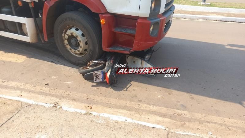 Após colisão, moto foi arrastada por caminhão e passageiro fraturou a perna nesta tarde em Rolim de Moura Após colisão, moto foi arrastada por caminhão e passageiro fraturou a perna nesta tarde em Rolim de Moura