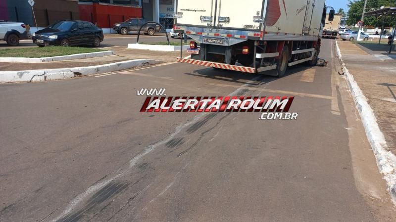 Após colisão, moto foi arrastada por caminhão e passageiro fraturou a perna nesta tarde em Rolim de Moura Após colisão, moto foi arrastada por caminhão e passageiro fraturou a perna nesta tarde em Rolim de Moura
