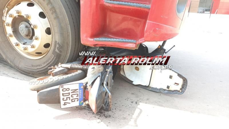 Após colisão, moto foi arrastada por caminhão e passageiro fraturou a perna nesta tarde em Rolim de Moura Após colisão, moto foi arrastada por caminhão e passageiro fraturou a perna nesta tarde em Rolim de Moura
