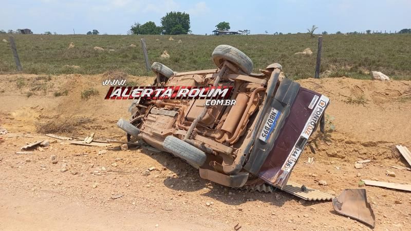 Após desviar de bezerro, motorista capotou carro nesta sexta-feira na zona rural de Rolim de Moura Após desviar de bezerro, motorista capotou carro nesta sexta-feira na zona rural de Rolim de Moura