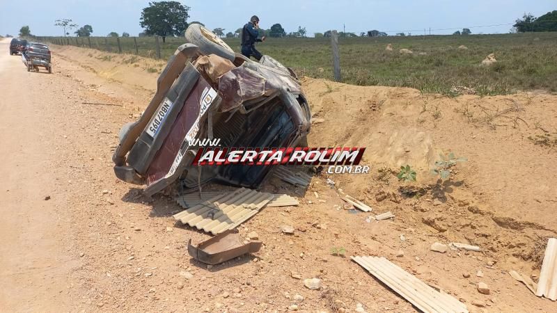 Após desviar de bezerro, motorista capotou carro nesta sexta-feira na zona rural de Rolim de Moura Após desviar de bezerro, motorista capotou carro nesta sexta-feira na zona rural de Rolim de Moura