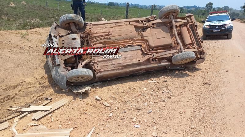 Após desviar de bezerro, motorista capotou carro nesta sexta-feira na zona rural de Rolim de Moura Após desviar de bezerro, motorista capotou carro nesta sexta-feira na zona rural de Rolim de Moura