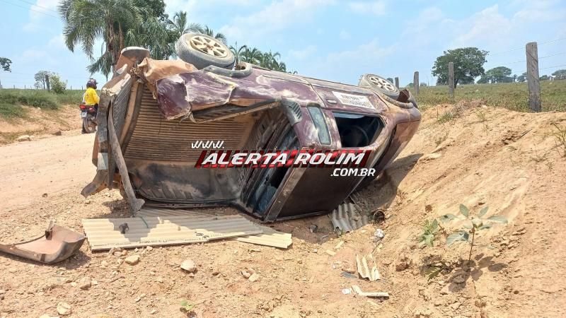 Após desviar de bezerro, motorista capotou carro nesta sexta-feira na zona rural de Rolim de Moura Após desviar de bezerro, motorista capotou carro nesta sexta-feira na zona rural de Rolim de Moura