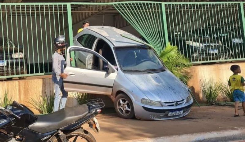 Após sofrer câimbras, gestante perdeu controle da direção de carro e bateu em grade de estacionamento de Supermercado em Rolim de Moura Após sofrer câimbras, gestante perdeu controle da direção de carro e bateu em grade de estacionamento de Supermercado em Rolim de Moura