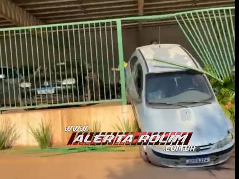 Após sofrer câimbras, gestante perdeu controle da direção de carro e bateu em grade de estacionamento de Supermercado em Rolim de Moura Após sofrer câimbras, gestante perdeu controle da direção de carro e bateu em grade de estacionamento de Supermercado em Rolim de Moura
