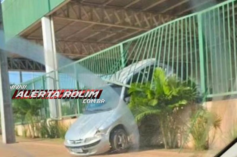 Após sofrer câimbras, gestante perdeu controle da direção de carro e bateu em grade de estacionamento de Supermercado em Rolim de Moura Após sofrer câimbras, gestante perdeu controle da direção de carro e bateu em grade de estacionamento de Supermercado em Rolim de Moura