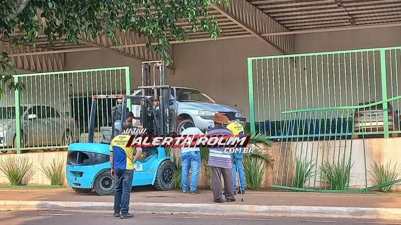 Após sofrer câimbras, gestante perdeu controle da direção de carro e bateu em grade de estacionamento de Supermercado em Rolim de Moura Após sofrer câimbras, gestante perdeu controle da direção de carro e bateu em grade de estacionamento de Supermercado em Rolim de Moura