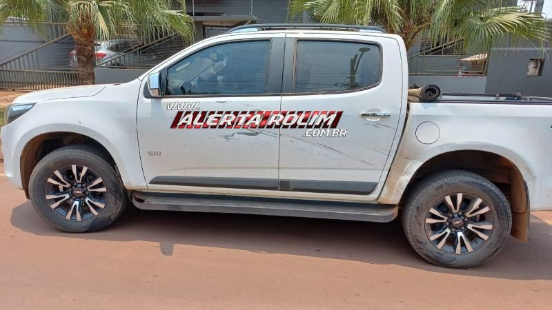 Colisão entre caminhonete e motocicleta deixou feridos neste sábado em Rolim de Moura Colisão entre caminhonete e motocicleta deixou feridos neste sábado em Rolim de Moura