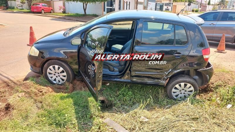 Colisão entre Fusca e Fox foi registrada nesta sexta-feira em Rolim de Moura Colisão entre Fusca e Fox foi registrada nesta sexta-feira em Rolim de Moura