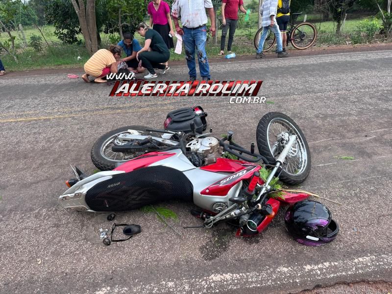 Após ser cortada, árvore caiu em cima de moto e provocou queda dos ocupantes na linha 208 Após ser cortada, árvore caiu em cima de moto e provocou queda dos ocupantes na linha 208
