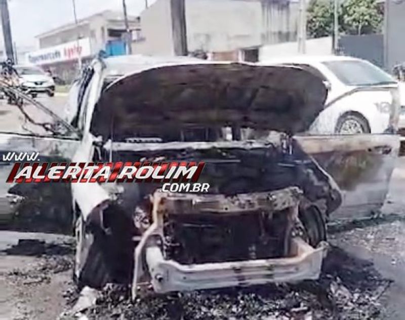 Fiat Toro pegou fogo enquanto condutora transitava pela Avenida Belo Horizonte, em Cacoal Fiat Toro pegou fogo enquanto condutora transitava pela Avenida Belo Horizonte, em Cacoal
