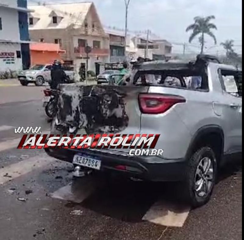 Fiat Toro pegou fogo enquanto condutora transitava pela Avenida Belo Horizonte, em Cacoal Fiat Toro pegou fogo enquanto condutora transitava pela Avenida Belo Horizonte, em Cacoal