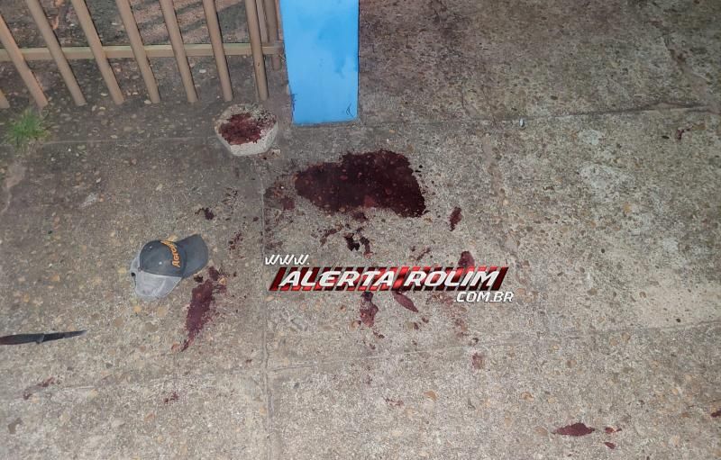 Homem sofreu tentativa de homicídio a golpes de faca durante a noite de sexta-feira no Centro de Rolim de Moura Homem sofreu tentativa de homicídio a golpes de faca durante a noite de sexta-feira no Centro de Rolim de Moura