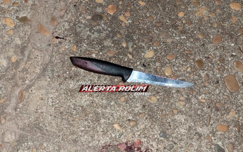 Homem sofreu tentativa de homicídio a golpes de faca durante a noite de sexta-feira no Centro de Rolim de Moura Homem sofreu tentativa de homicídio a golpes de faca durante a noite de sexta-feira no Centro de Rolim de Moura