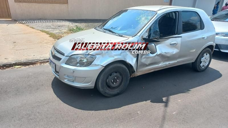 Motociclista foi socorrido após avançar via e bater em lateral de carro nesta tarde em Rolim de Moura Motociclista foi socorrido após avançar via e bater em lateral de carro nesta tarde em Rolim de Moura
