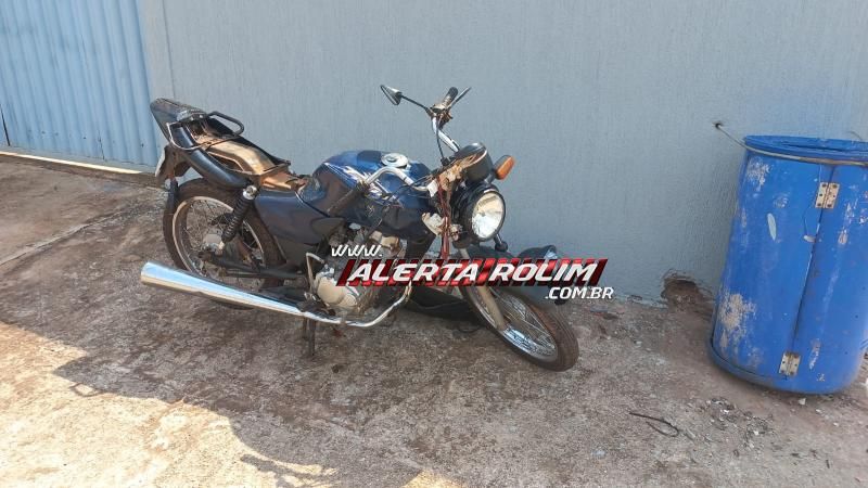 Motociclista foi socorrido após avançar via e bater em lateral de carro nesta tarde em Rolim de Moura Motociclista foi socorrido após avançar via e bater em lateral de carro nesta tarde em Rolim de Moura