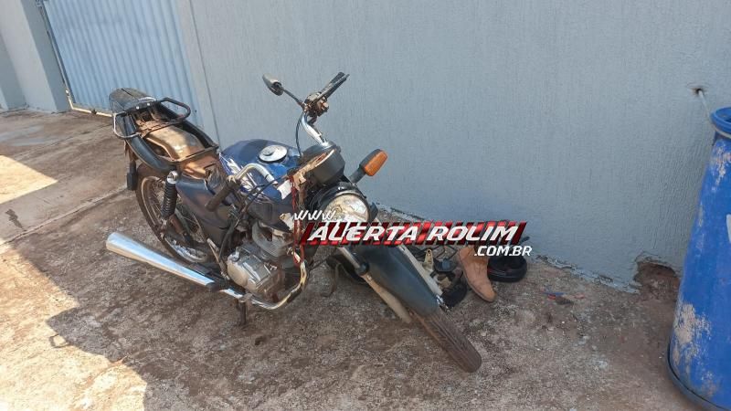 Motociclista foi socorrido após avançar via e bater em lateral de carro nesta tarde em Rolim de Moura Motociclista foi socorrido após avançar via e bater em lateral de carro nesta tarde em Rolim de Moura