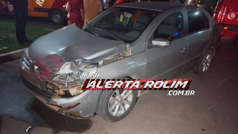 Motociclista sofreu fratura na perna ao ser atingido por carro em Rolim de Moura Motociclista sofreu fratura na perna ao ser atingido por carro em Rolim de Moura