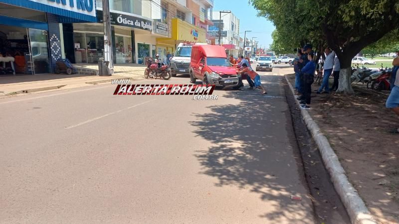Motorista passou mal e atingiu outro carro no Centro de Rolim de Moura Motorista passou mal e atingiu outro carro no Centro de Rolim de Moura