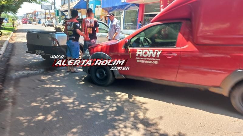 Motorista passou mal e atingiu outro carro no Centro de Rolim de Moura Motorista passou mal e atingiu outro carro no Centro de Rolim de Moura