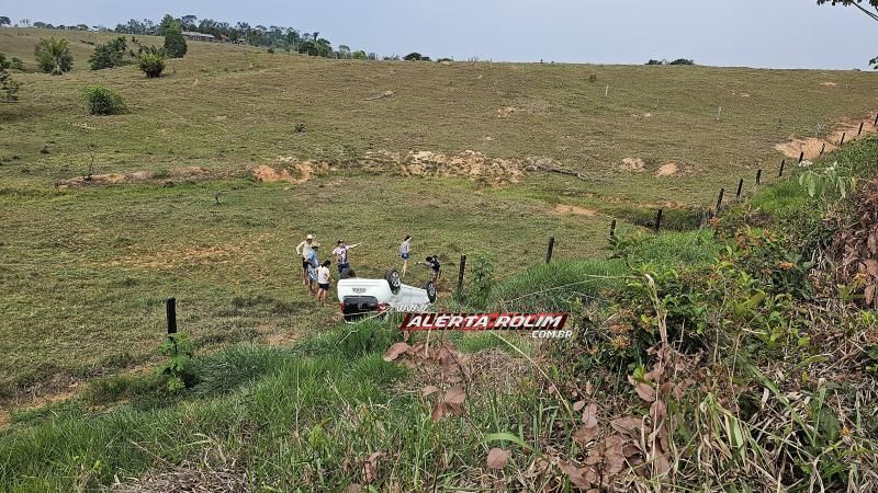 Passageira sofreu fratura na cabeça após carro capotar em ribanceira nesta tarde em Novo Horizonte do Oeste Passageira sofreu fratura na cabeça após carro capotar em ribanceira nesta tarde em Novo Horizonte do Oeste