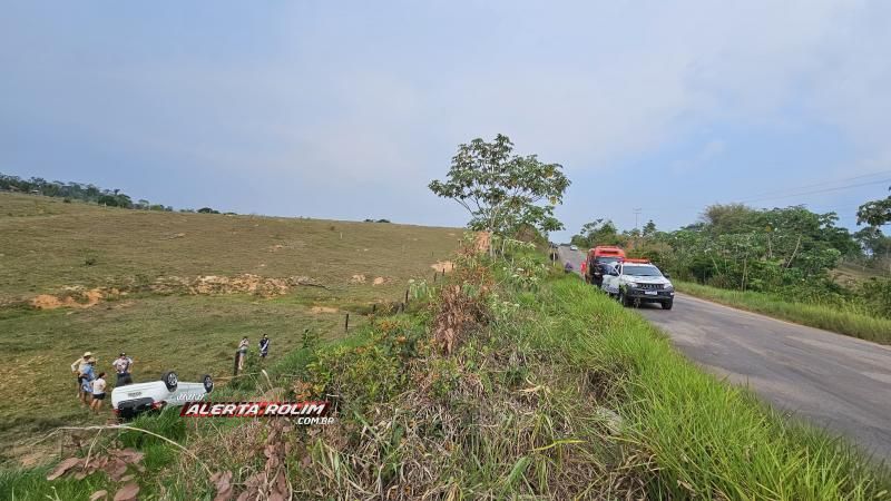 Passageira sofreu fratura na cabeça após carro capotar em ribanceira nesta tarde em Novo Horizonte do Oeste Passageira sofreu fratura na cabeça após carro capotar em ribanceira nesta tarde em Novo Horizonte do Oeste