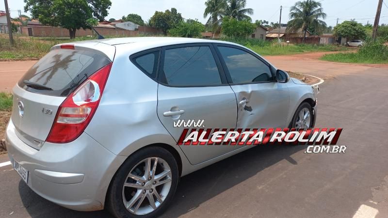 Segundo acidente do dia envolveu carro e moto e foi registrado na Rua Jaguaribe, em Rolim de Moura Segundo acidente do dia envolveu carro e moto e foi registrado na Rua Jaguaribe, em Rolim de Moura