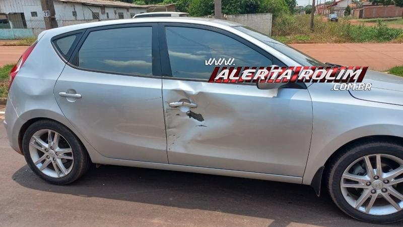 Segundo acidente do dia envolveu carro e moto e foi registrado na Rua Jaguaribe, em Rolim de Moura Segundo acidente do dia envolveu carro e moto e foi registrado na Rua Jaguaribe, em Rolim de Moura