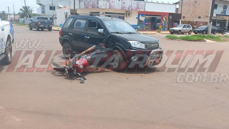 Motociclista bateu em carro após ter sua preferencial invadida nesta segunda-feira, em Rolim de Moura Motociclista bateu em carro após ter sua preferencial invadida nesta segunda-feira, em Rolim de Moura