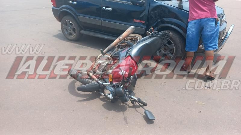 Motociclista bateu em carro após ter sua preferencial invadida nesta segunda-feira, em Rolim de Moura Motociclista bateu em carro após ter sua preferencial invadida nesta segunda-feira, em Rolim de Moura