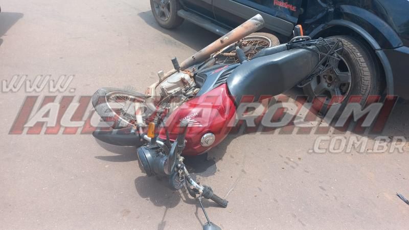 Motociclista bateu em carro após ter sua preferencial invadida nesta segunda-feira, em Rolim de Moura Motociclista bateu em carro após ter sua preferencial invadida nesta segunda-feira, em Rolim de Moura