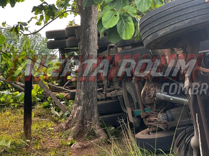 Carreta frigorífica tombou na RO 010, em Nova Estrela Carreta frigorífica tombou na RO 010, em Nova Estrela