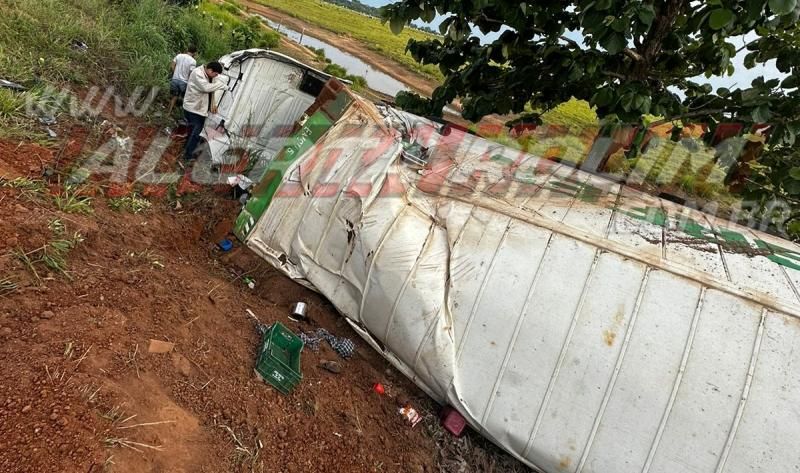 Carreta frigorífica tombou na RO 010, em Nova Estrela Carreta frigorífica tombou na RO 010, em Nova Estrela