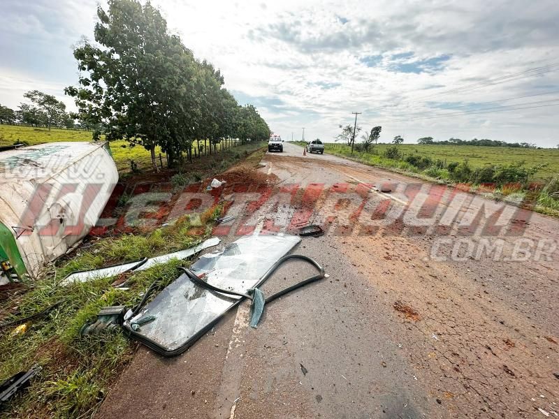 Carreta frigorífica tombou na RO 010, em Nova Estrela Carreta frigorífica tombou na RO 010, em Nova Estrela