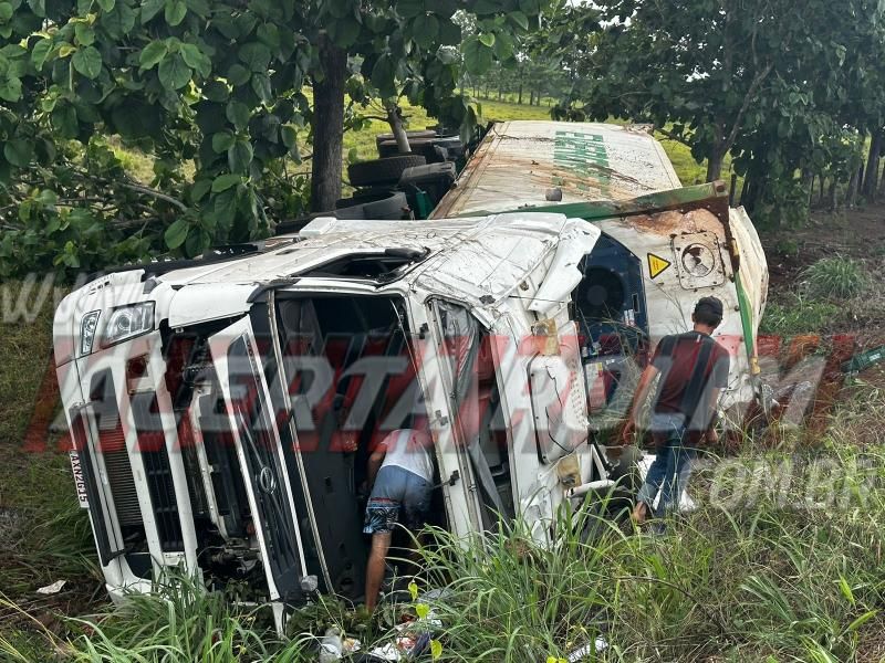Carreta frigorífica tombou na RO 010, em Nova Estrela Carreta frigorífica tombou na RO 010, em Nova Estrela