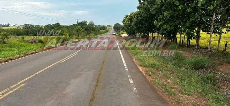 Carreta frigorífica tombou na RO 010, em Nova Estrela Carreta frigorífica tombou na RO 010, em Nova Estrela