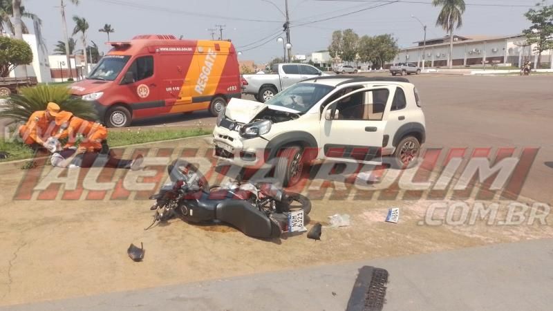 Acidente de trânsito envolvendo moto e carro deixou motociclista ferido nesta manhã de sábado, em Rolim de Moura Acidente de trânsito envolvendo moto e carro deixou motociclista ferido nesta manhã de sábado, em Rolim de Moura