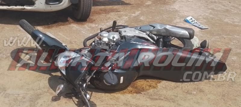 Acidente de trânsito envolvendo moto e carro deixou motociclista ferido nesta manhã de sábado, em Rolim de Moura 