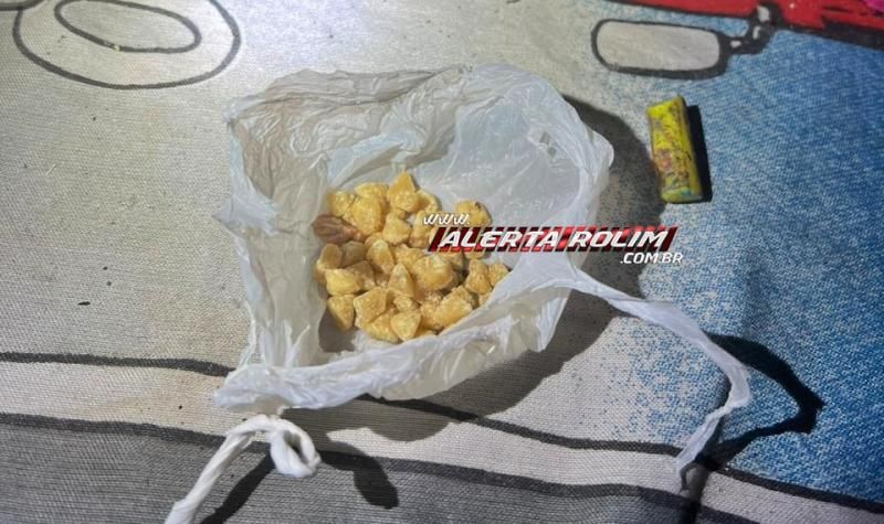 Acusado de tráfico de drogas foi preso pela Polícia Militar em Rolim de Moura Acusado de tráfico de drogas foi preso pela Polícia Militar em Rolim de Moura
