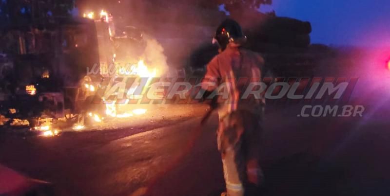 Caminhão carregado com toras pegou fogo nesta sexta-feira na RO 010 em Migrantinópolis