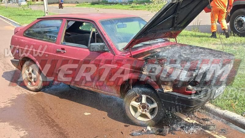 Carro pegou fogo enquanto condutor transitava pelo Centro de Rolim de Moura Carro pegou fogo enquanto condutor transitava pelo Centro de Rolim de Moura