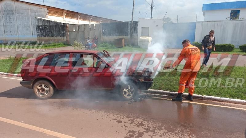 Carro pegou fogo enquanto condutor transitava pelo Centro de Rolim de Moura Carro pegou fogo enquanto condutor transitava pelo Centro de Rolim de Moura