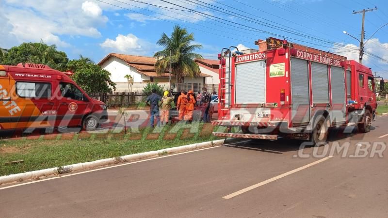 Carro pegou fogo enquanto condutor transitava pelo Centro de Rolim de Moura Carro pegou fogo enquanto condutor transitava pelo Centro de Rolim de Moura